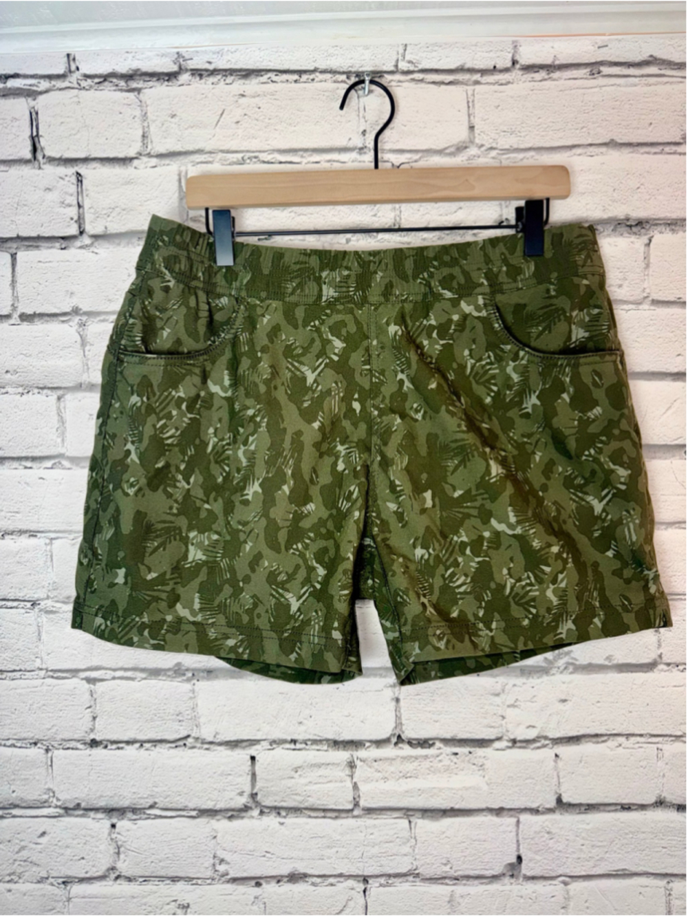 Women's Prana Camo Shorts size 14 Halle E-Waist Short II Green Hiking 5’ Inseam - Picture 2 of 15